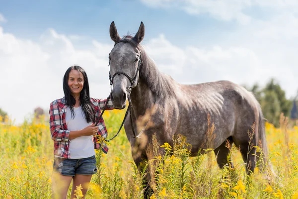 Ung kvinne med hest – stockfoto