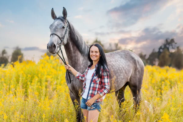 Ung kvinne med hest – stockfoto