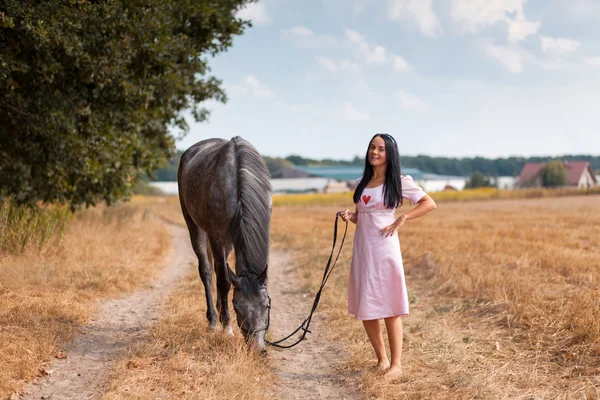 Genç kadın bir atı ile — Stok fotoğraf