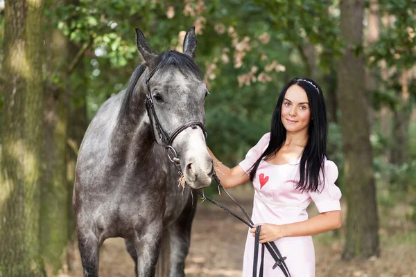 Mladá žena s koněm — Stock fotografie