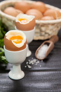 Koyu arka plan üzerine haşlanmış yumurta