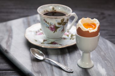 Haşlanmış yumurta ve kahve