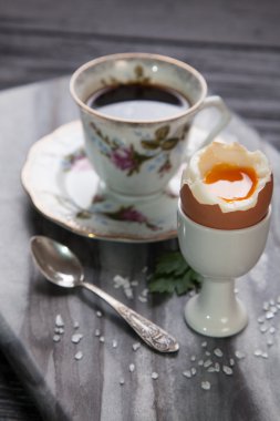 Haşlanmış yumurta ve kahve