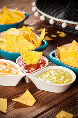 Nacho farklı dips ile tabak