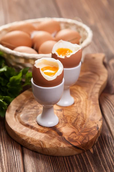 Gekochte Eier auf einem hölzernen Hintergrund — Stockfoto