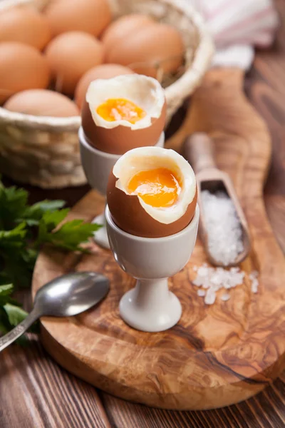 Gekochte Eier auf einem hölzernen Hintergrund — Stockfoto