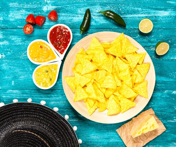 Placa de nachos con diferentes salsas — Foto de Stock