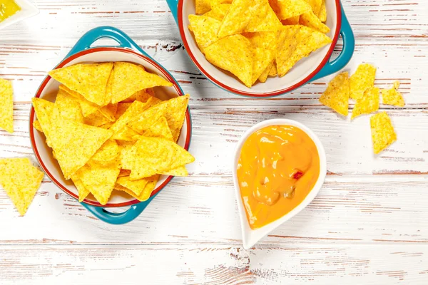 Placa de nachos con diferentes salsas — Foto de Stock