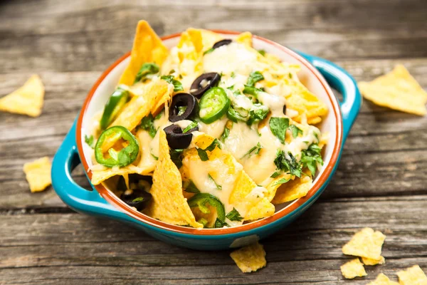 Nachos mit geschmolzenem Käse — Stockfoto