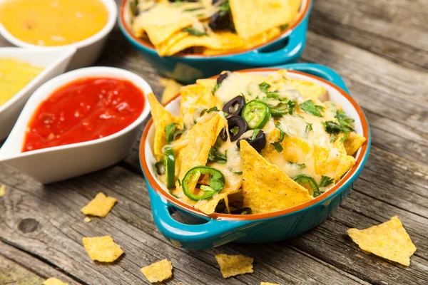 Nachos mit geschmolzenem Käse — Stockfoto