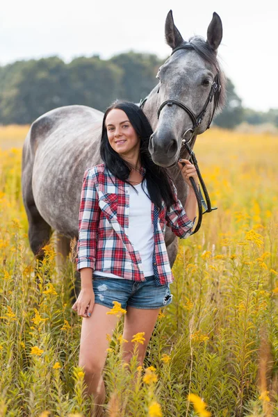 Mladá žena s koněm — Stock fotografie