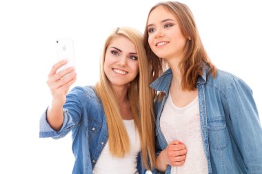 İki bayan arkadaşlar bir selfie yapma