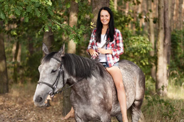 Mujer joven con un caballo —  Fotos de Stock