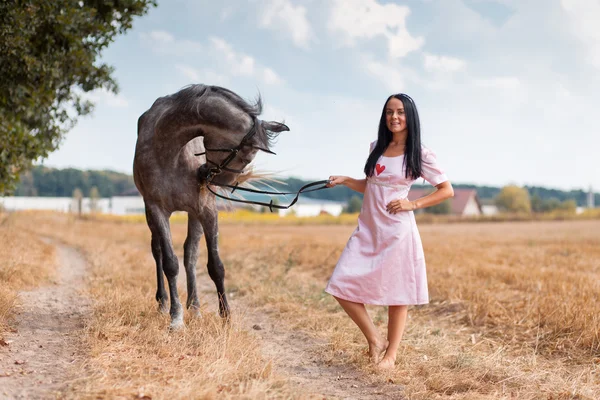Молода жінка з конем — стокове фото