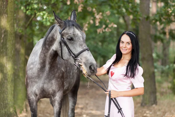 Mladá žena s koněm — Stock fotografie