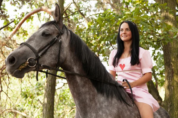 Jonge vrouw met een paard — Stockfoto