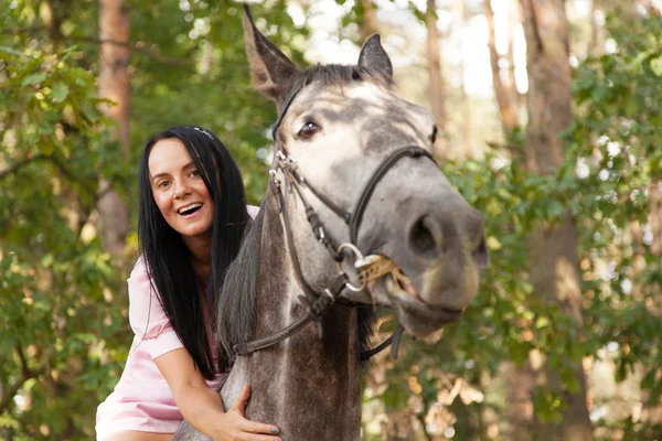 馬を持つ若い女 — ストック写真