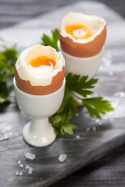 Mermer zemin üzerine haşlanmış yumurta