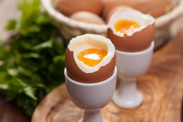 Gekochte Eier auf einem hölzernen Hintergrund — Stockfoto