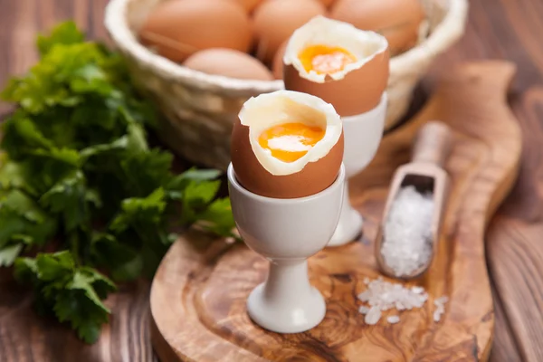 Gekochte Eier auf einem hölzernen Hintergrund — Stockfoto