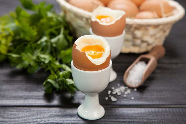 煮熟的鸡蛋，在深色背景上 — 图库照片