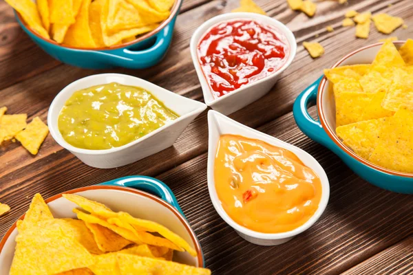 Tallrik med nachos med olika dips — Stockfoto