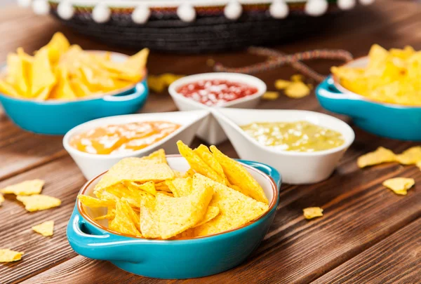 Tallrik med nachos med olika dips — Stockfoto