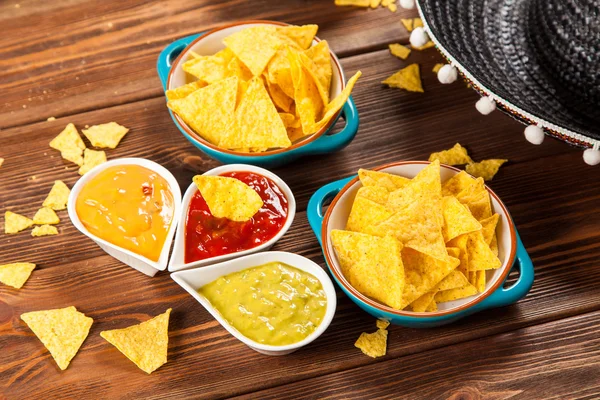 Tallrik med nachos med olika dips — Stockfoto