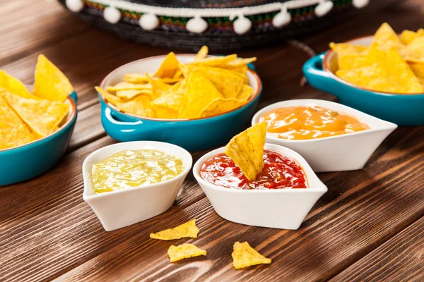 Placa de nachos con diferentes salsas — Foto de Stock