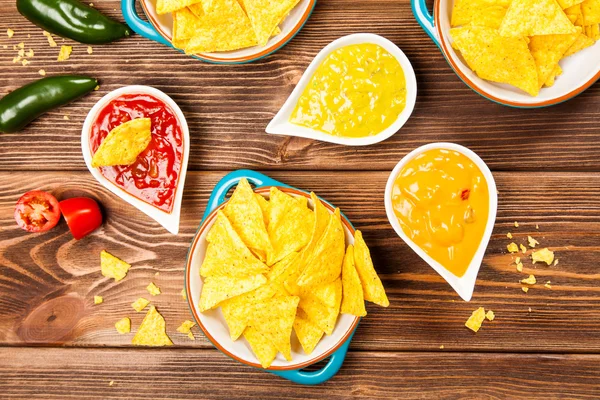 Teller Nachos mit verschiedenen Dips — Stockfoto