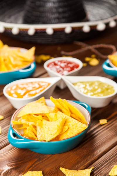 Placa de nachos com diferentes mergulhos — Fotografia de Stock