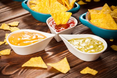 Nacho farklı dips ile tabak
