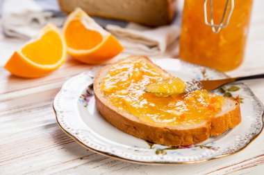 Reçelli ekmek dilimleri