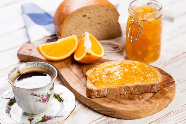 Reçelli ekmek dilimleri