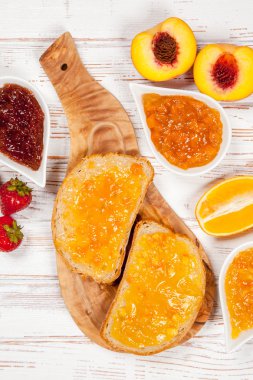 Reçelli ekmek dilimleri