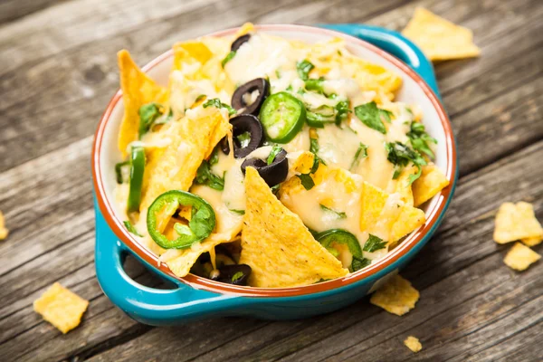 Nachos mit geschmolzenem Käse — Stockfoto