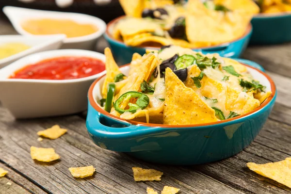 Nachos mit geschmolzenem Käse — Stockfoto