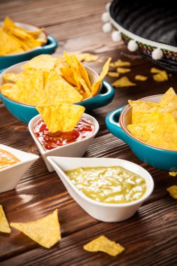 Nacho farklı dips ile tabak