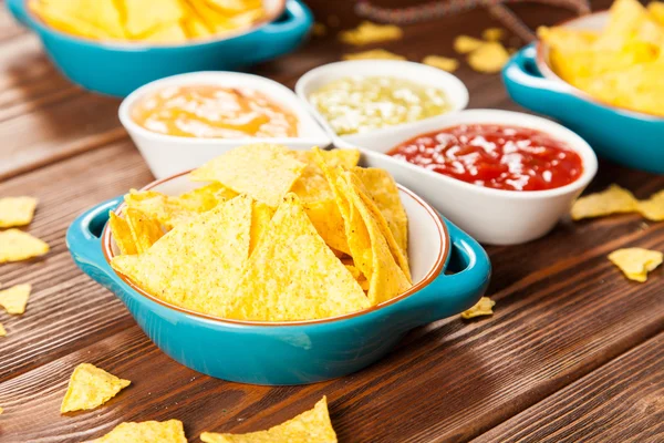 Tallrik med nachos med olika dips — Stockfoto