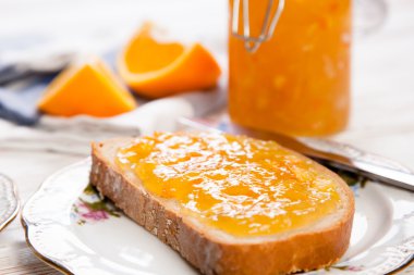 Reçelli ekmek dilimleri