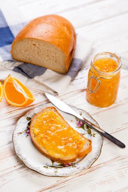 Reçelli ekmek dilimleri