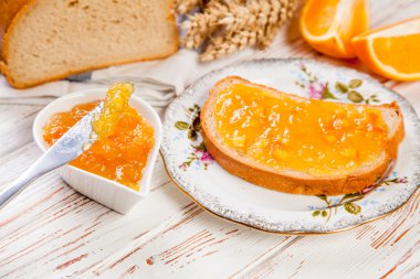 Reçelli ekmek dilimleri