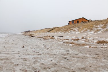 Deniz sahilinde yalnız ev