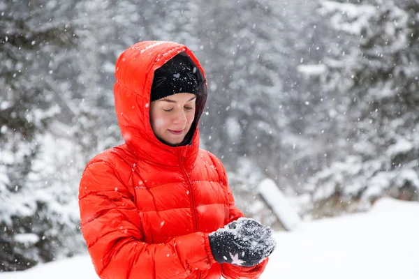 Гарненька молода жінка грає в сніжки — стокове фото