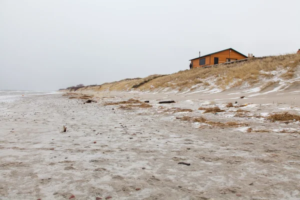 Osamělý dům na břehu moře — Stock fotografie
