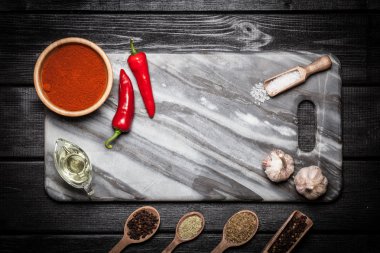 Mermer kurulu farklı baharatlar ile