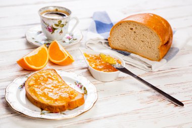 Reçelli ekmek dilimleri