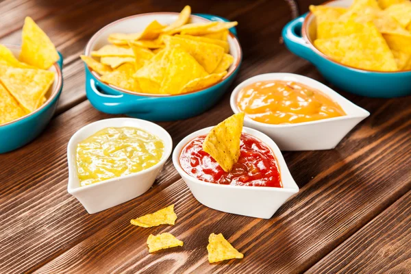 Placa de nachos con diferentes salsas —  Fotos de Stock