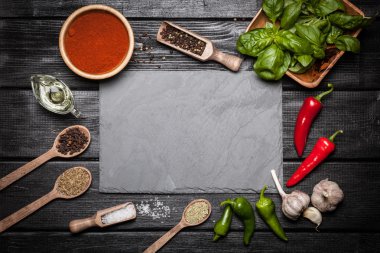 Taş kurulu farklı baharatlar ile