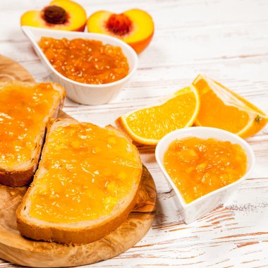 Reçelli ekmek dilimleri